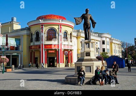 Denkmal von Basilio Calafati vor Madame Tussauds Wachsfigurenkabinett, Vergnügungspark Prater, Wien, Austria, Europe Stockfoto
