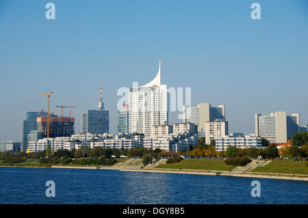 Moderne Architektur mit dem Hochhaus Neue Donau auf die neue Donau, Wien, Österreich, Europa Stockfoto