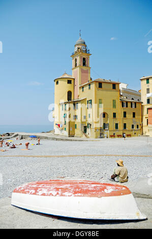 Strand und Kirche von Camogli, Riviera, Ligurien, Italien, Europa Stockfoto