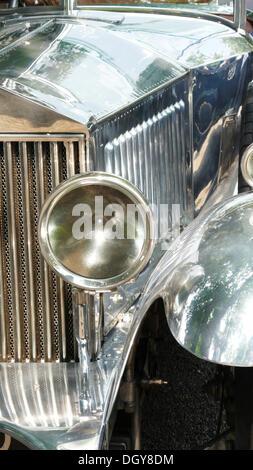 Kühler mit Scheinwerfern von einem silberfarbenen Rolls Royce Stockfoto