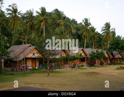 Resort mit typischen Holzhütten und Strohdächer auf Ko Hai Insel, Ko Ngai, Andamanensee, Provinz Satun, Süd-Thailand Stockfoto