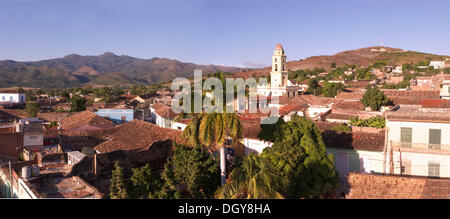 Panorama Blick auf die Kirche und die Häuser von Trinidad, bedeckt mit roten Ziegeln, Kuba, Lateinamerika Stockfoto