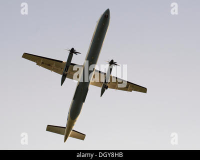 Zweimotorige Turboprop Flugzeuge der britischen europäische Fluggesellschaft, die Ansicht von unten auf der Zielseite Ansatz, Frankfurt Flughafen Stockfoto