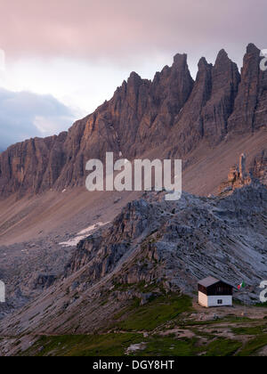 Berghütte mit Blick auf Mt Paternkofel im Morgengrauen, Tre Cime di Lavaredo, Dolomiti di Sesto Nationalpark Sextener Dolomiten Stockfoto