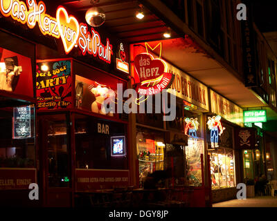 Nachtclubs und Bars auf der Reeperbahn, einer Straße im Hamburger Rotlicht - Viertel, in der Nacht, St. Pauli, Hamburg Stockfoto