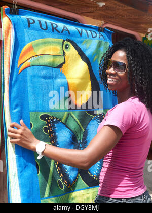Costaricanische Frau, 35, in einen Souvenir-Shop mit einem Badetuch mit der Meldung Pura Vida, Playa Samara, Nicoya Halbinsel Stockfoto
