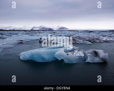 Eisberge in der Gletschersee Jökulsarlon am Rande der Vatnajökull Glacier, Jökulsárlón, Vatnajökull Nationalpark Stockfoto