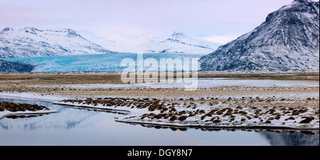 Schmelzwasser von der Jökulsarlon Gletscherlagune am Rande der Vatnajökull Glacier, Jökulsárlón, Vatnajökull Nationalpark Stockfoto