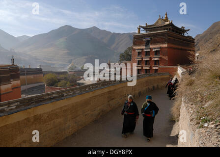 Tibetische Frauen in traditioneller Tracht am Morgen Kreisen, Kora, Labrang Kloster von Xiahe, Gansu, China, Asien Stockfoto