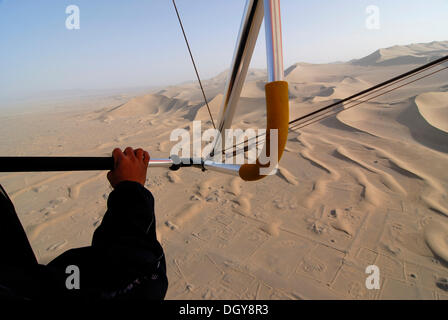 Ultraleichtflugzeug Rundflug über die Wüste Gobi, Luftaufnahme von Sanddünen und archäologische Ausgrabungen in der Wüste Gobi Stockfoto