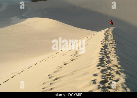 Junge Chinesin, die das Fotografieren auf den Sanddünen der Wüste Gobi, Silk Road, Gansu, China, Asien Stockfoto