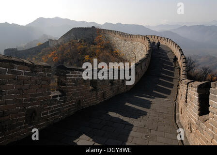 Chinesische Mauer bei Mutianyu im Herbst, in der Nähe von Peking, China, Asien Stockfoto