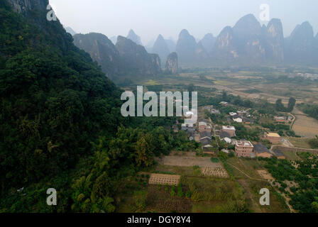 Felsigen Karst Landschaft mit Yulong Fluss und Reisfelder in der Nähe von Yangshuo, Antenne, Guilin, Guangxi, China, Asien Stockfoto