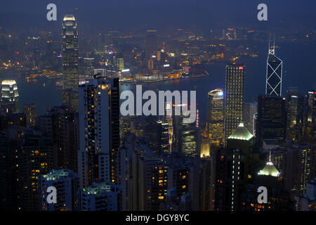 Blick vom Victoria Peak auf die nächtlich beleuchtete Hongkong mit Wolkenkratzer und Hochhäuser von Central und Kowloon Stockfoto