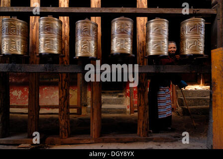 Gebetsmühlen und tibetischen Pilger, eine alte tibetische Frau, im Jokhang-Tempel, Lhasa, Tibet, China, Asien Stockfoto