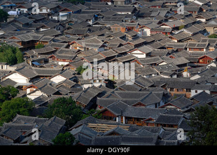 Traditionelle hölzerne Häuser mit Ziegeldächern, von oben, Lijiang, Yunnan, Südwestchina, Asien Stockfoto