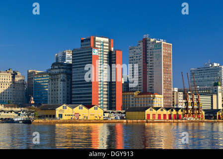 Brasilien, Rio Grande do Sul: Riverside Skyline von Porto Alegre am Rande der Rio Guaíba Stockfoto