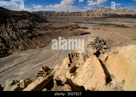 Blick auf den Canyon des Flusses Sutlej im alten Königreich von Guge aus den Ruinen des Königlichen Sitzes Tsaparang in West- Stockfoto