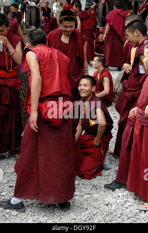 Abordnung, diskutieren von den buddhistischen Mönchen im Hof des Sera Kloster, Tibet, China, Asien Stockfoto