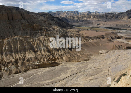 Blick auf die Schlucht des Flusses Sutlej in das alte Königreich Guge, gesehen von den Ruinen der ehemaligen Hauptstadt Tsaparang in Stockfoto