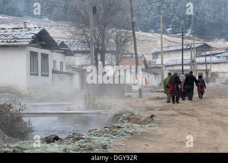 Tibetischen Pilger und Gläubige Buddhisten am Morgen Fuß rund um den tibetischen Dachang Lhamo Kirti oder Taktsang Lhamo Kirti Gompa Stockfoto