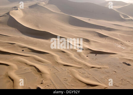 Luftaufnahme von Sanddünen mit Wohnwagen-Weg in der Wüste Gobi, Seidenstraße, Dunhuang, Gansu, China, Asien Stockfoto