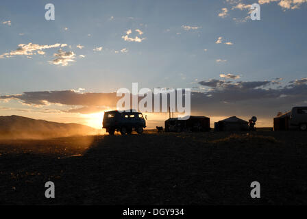 Russischen Allrad-van Ankunft in einer Jurte oder Ger Camp im letzten Sonnenlicht vor den großen Sanddünen von Khorgoryn Stockfoto