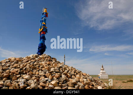 Mongolische Ovoo mit blauen und gelben Gebet Schals und Stupa auf der Ongi Fluss, Oemnoegov Aimak, Mongolei, Asien Stockfoto