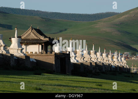 Stupa und Torhaus an der Außenwand des Erdene Zuu Chiid Kloster, Karakorum, Kharkhorin, Oevoerkhangai Aimak, Mongolei, Asien Stockfoto