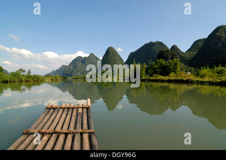 Bambus-Floß auf dem Yulong Fluss in die Karstlandschaft in der Nähe von Yangshuo, Guilin, Guangxi, China, Asien Stockfoto