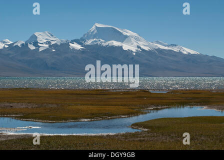 Mt Gurla Mandata, Gurla Mandhata oder Na'nyi Naimo im tibetischen, 7728m, mit dem Heiligen Manasarovar See nahe dem Heiligen Berg der Stockfoto