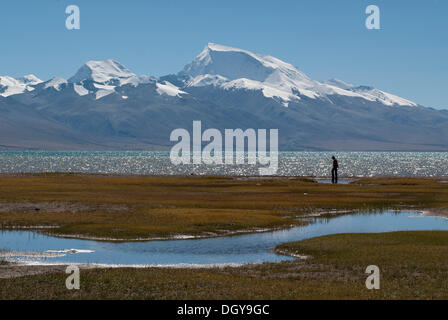 Mann vor Mt Gurla Mandata, Gurla Mandhata, Naimo Na'nyi auf Tibetisch, 7728 m, mit dem Heiligen Manasarovar See in der Nähe wandern Stockfoto