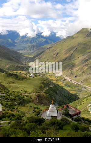 Tibetische Chorten oder Stupa mit Blick auf das Kyichu River Valley im Drak Yerpa Rock Kloster in Lhasa mit tibetischen Dorf Stockfoto