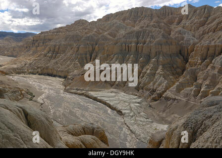 Blick über die Schlucht des Flusses Sutlej im alten Königreich Guge, in der Nähe von Himalaya-Hauptreihe, aus den Ruinen der Stockfoto