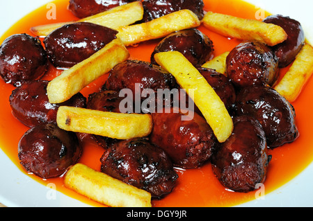 Mini-Chorizo-Würste und gechipt Kartoffeln in Olivenöl Tapas, Costa Del Sol, Provinz Malaga, Andalusien, Spanien, Westeuropa. Stockfoto