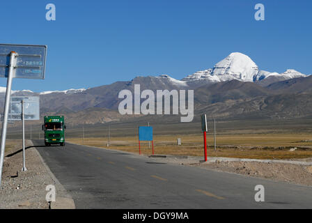 Grüne LKW der China Post fahren auf einer asphaltierten Straße in der Nähe von Mount Kailash, tibetische Kang Rinpoche, 6638 m, West-Tibet Stockfoto