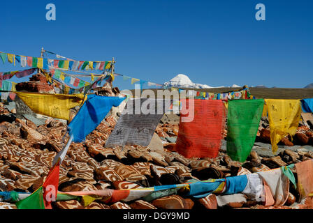 Gebetsfahnen, Mani-Steinen und Chorten Chiu Gompa Kloster vor schneebedeckten Mount Kailash, Kang Rinpoche auf Tibetisch Stockfoto