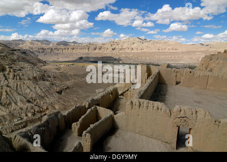 Blick auf den Canyon des Flusses Sutlej im alten Königreich von Guge aus den Ruinen des Königlichen Sitzes Tsaparang in West- Stockfoto