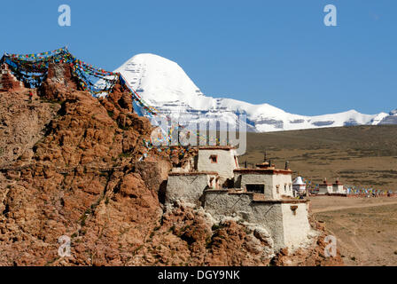 Chiu Gompa Kloster, Gebetsfahnen vor schneebedeckten Berg Kailash in Tibet "Kang Rinpoche", 6638 m, Westtibet Stockfoto