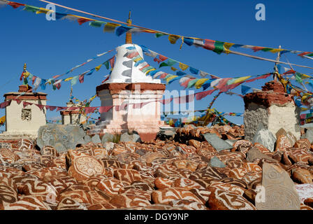 Gebetsfahnen, Mani Sontes und Chorten Chui Gompa Kloster, Westtibet, Ngari Provinz, Tibet, China, Asien Stockfoto