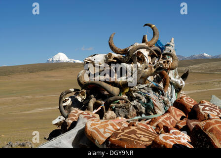 Yak-Schädel, Mani-Steinen in der Nähe von Klosters Chui Gompa, Westtibet, Provinz Ngari, Tibet, China, Asien Stockfoto