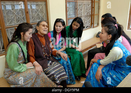 Teilnehmer und der spätere Gewinner der Miss Tibet im Exil 2011 Schönheitswettbewerb, Tenzin Yangkyi in Dharamsala im Gespräch Stockfoto