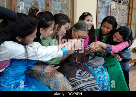 Teilnehmer und der spätere Gewinner der Miss Tibet im Exil 2011 Schönheitswettbewerb, Tenzin Yangkyi in Dharamsala im Gespräch Stockfoto