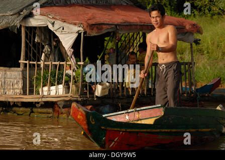 Kambodschanische Bewohner der schwimmenden Dörfer Reisen in einem Longboat Chong Khneas, Tonle Sap See, Siem Reap, Kambodscha Stockfoto