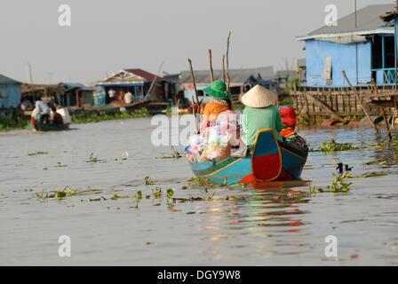 Kambodschanische Kaufleute und Händler einen Stroh Hut in einem Boot, schwimmende Dorf und Markt, Chong Khneas Tonle Sap See Stockfoto