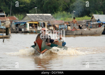 Kambodschanische Bewohner der schwimmenden Dörfer Reisen in einem motorisierten Longboat, Chong Khneas, Tonle Sap See, Siem Reap Stockfoto