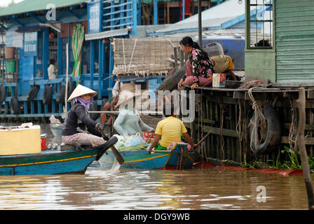 Kambodschanische Kaufleute und Händler einen Stroh Hut in einem Boot, schwimmende Dorf und Markt, Chong Khneas Tonle Sap See Stockfoto