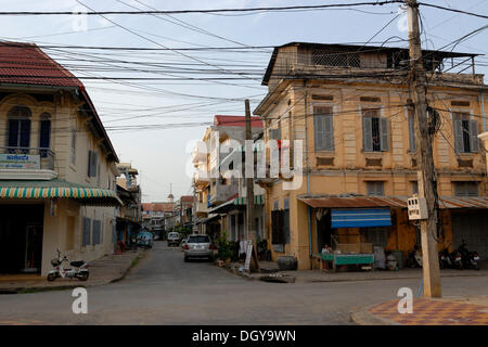 Kreuzung mit kolonialer Architektur, Battambang, Kambodscha, Südostasien, Asien Stockfoto