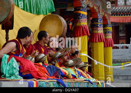 Tibetischen Buddhismus, Mönch Orchester, Mönche mit Instrumenten an der religiösen maskierte Dance "Cham" Festival in wichtigen Gelupgpa Stockfoto