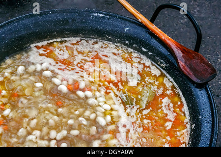 Bohnen Suppe des großen weißen und schwarzen Korn Bean, vorbereitet in eine große Schüssel geben. Stockfoto